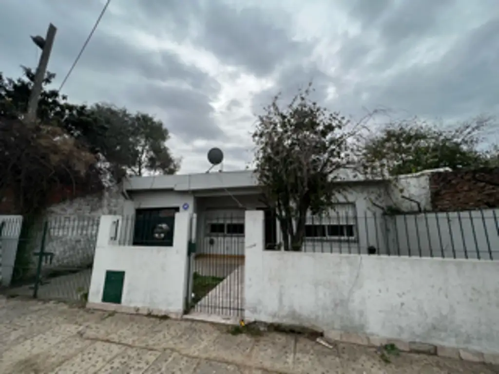 Casa 3 ambientes en venta Jose C Paz sobre avenida