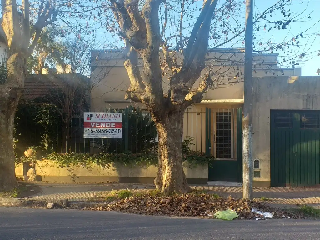 CASA TRES DORMITORIOS EN QUILMES RESIDENCIAL A METROS DE LA PLAZA DE LA CRUZ.