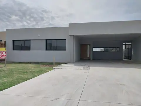 Casa en   Barrio Don Mateo, 3 dormitorios, 168 m2 cub, pileta, radiadores.-