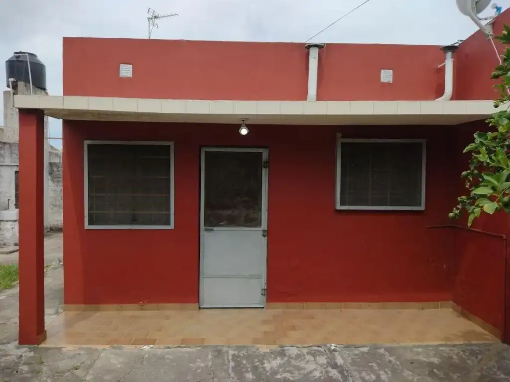 Casa venta - 2 dormitorios 1 baño  - 175mts2 totales - Banfield