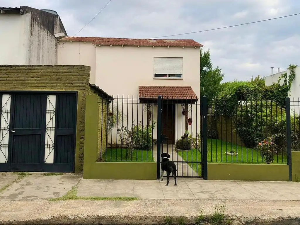 Casa a refaccionar en Tigre 4 ambientes, piscina, jardín, cochera, parrilla