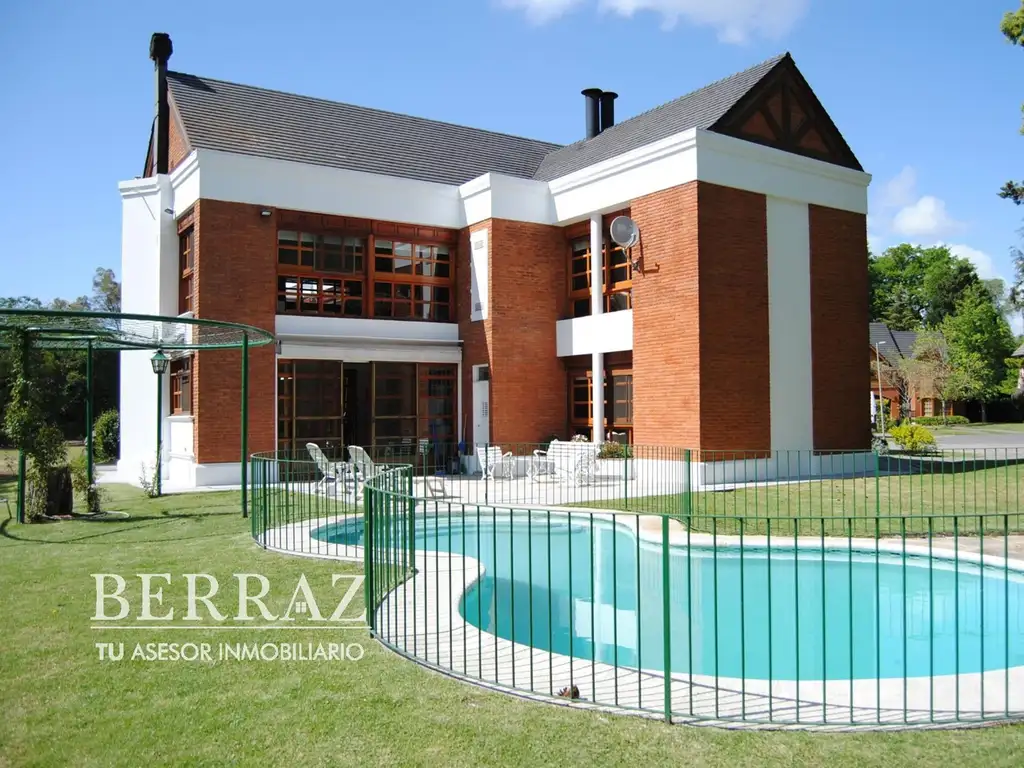 Casa venta 5 ambientes vista al golf en Village Golf