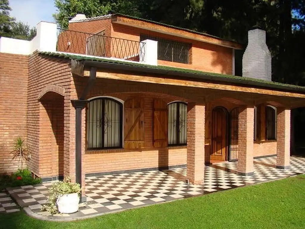 EXCELENTE CASA SOBRE IMPONENTE FRACCION DE 6000 M2!