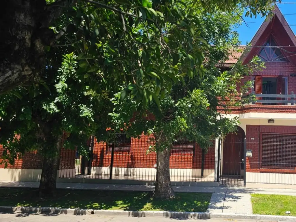 VENTA CHALET CON PISCINA, QUINCHO, JARDÍN EN TÉMPERLEY