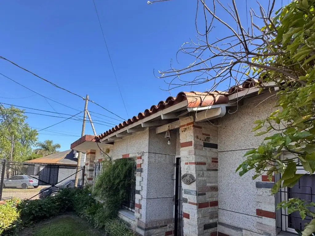 Casa en venta de 2 dormitorios c/ cochera en Paso del Rey