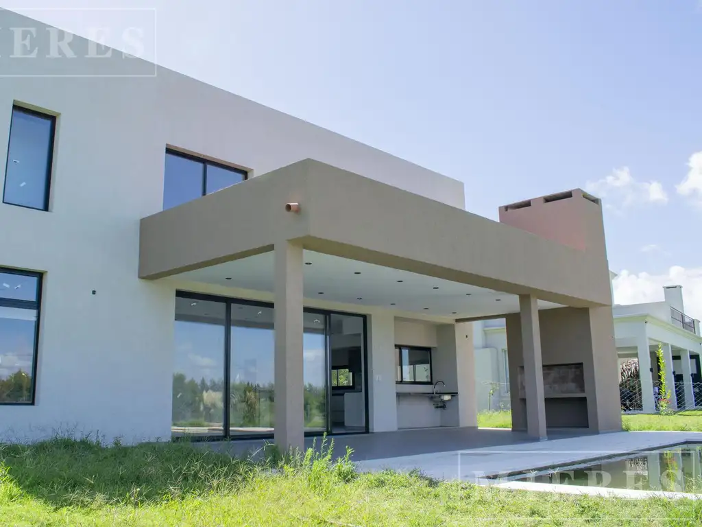 Casa en venta sobre lote con espejo de agua en El Canton Barrio Islas