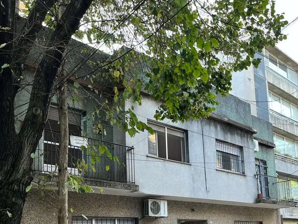 En excelente ubicación, departamento 3 ambientes con balcón, sin expensas!