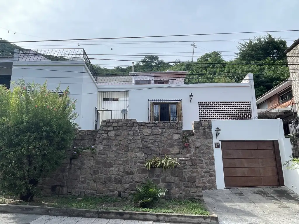 Luminosa casa refaccionada en venta, Monumento Guemes