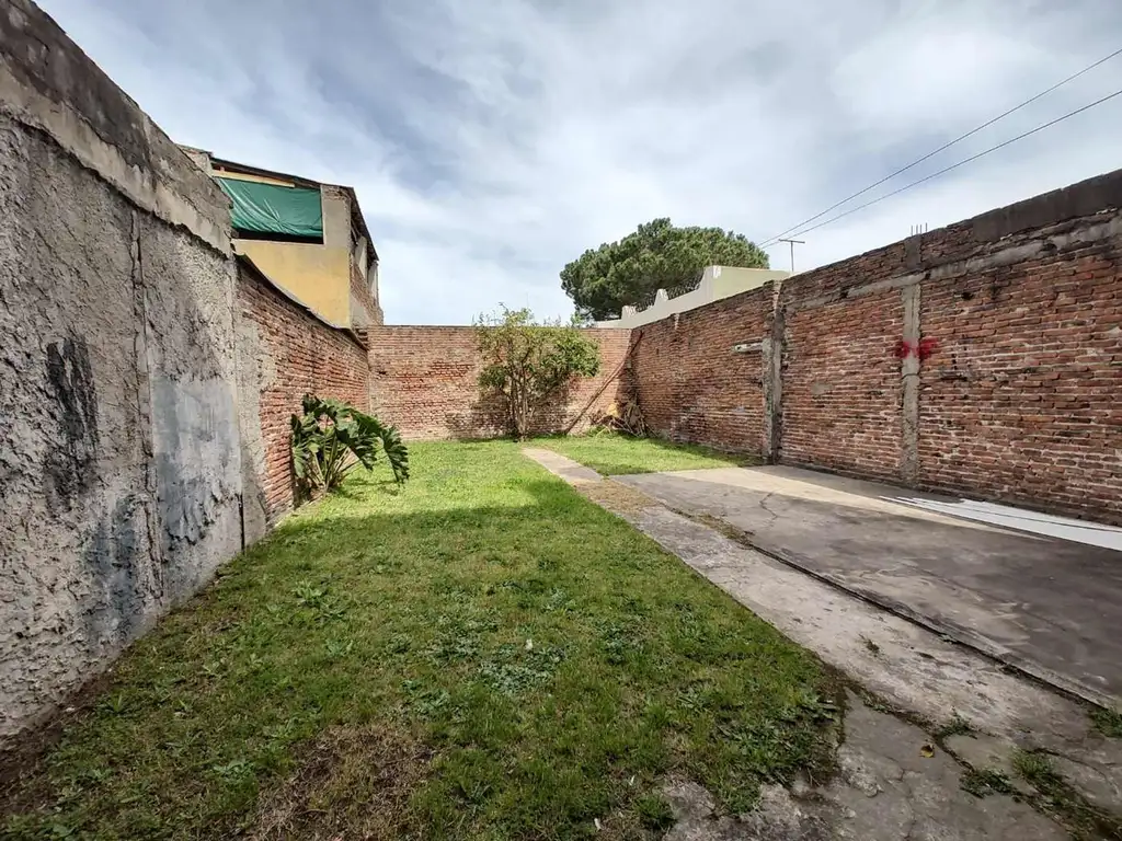 Vivienda con galpón en Lanus Oeste + permuta