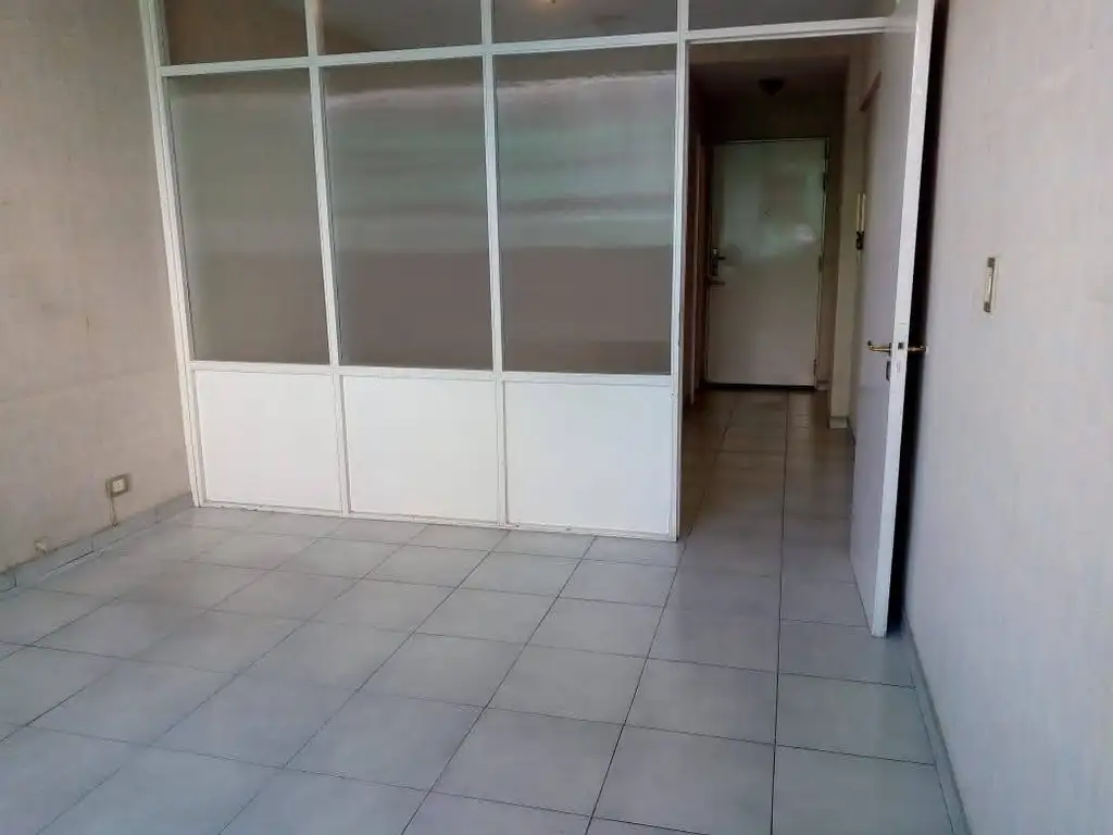 VENTA DE IMPECABLE MONOAMBIENTE DIVIDIDO, 30 M2, ZONA TRIBUNALES