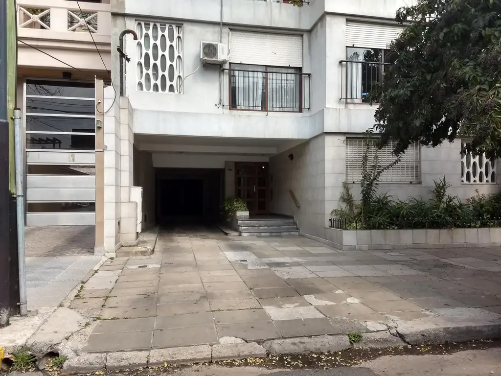 Cochera techada en venta en edificio Lanus Oeste planta baja