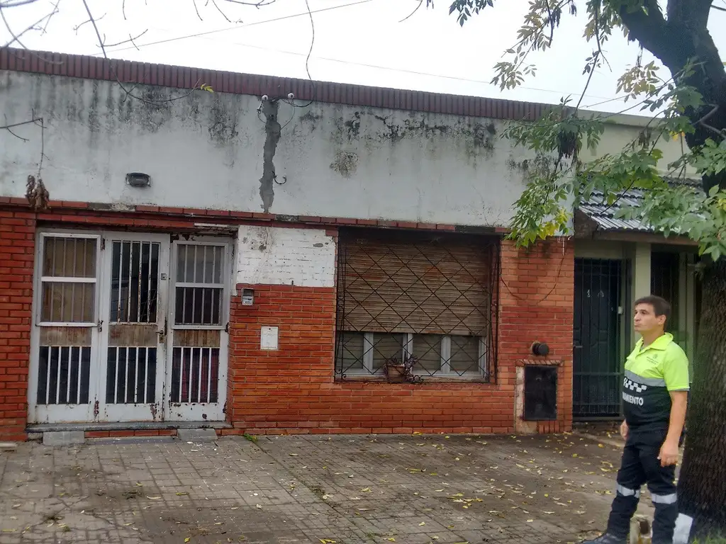 Lote con demolicion o casa a reciclar, 59 e ( 22 y 23) mide 6.45 x 20