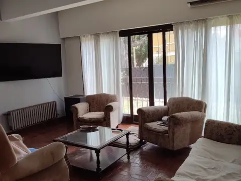 COMODA CASA DE 4 AMBIENTES CON AMPLIO JARDIN Y PILETA