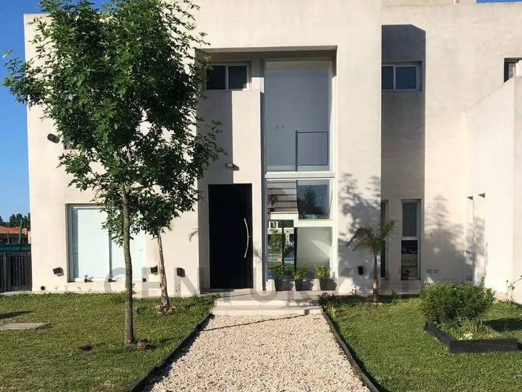 VENTA DE CASA  A LA LAGUNA EN BARRIO SANTO DOMINGO. SAN VICENTE.