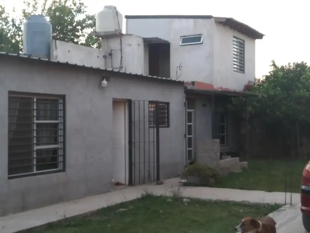 Casa en venta - 2 Dormitorios 2 Baños - Cochera - 235Mts2 - Berazategui