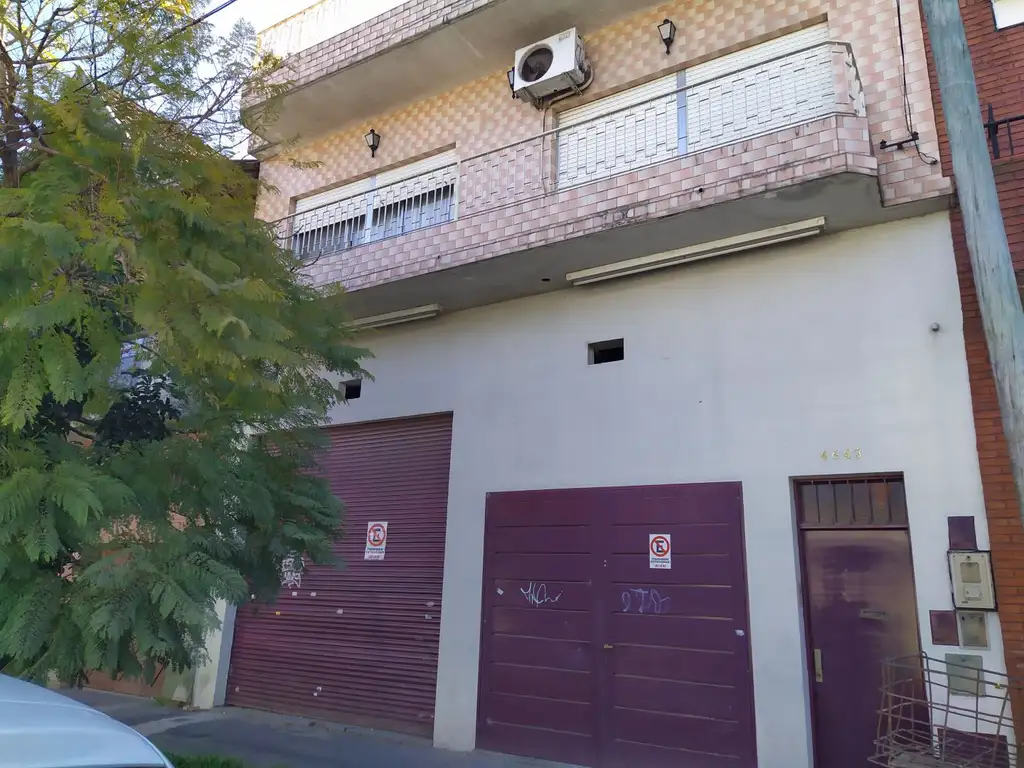 Amplio local con vivienda a mts. calle comercial principal