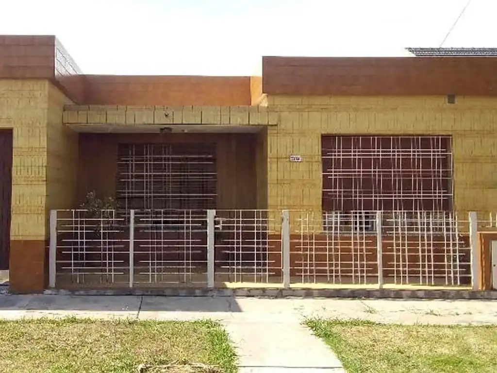 CASA EN VENTA 4 AMBIENTES C/ COCHERA CUBIERTA. APTA CRÉDITO