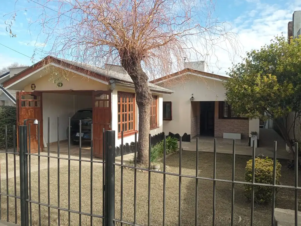 Se vende Casa 2 dormitorios con Monoambiente indep