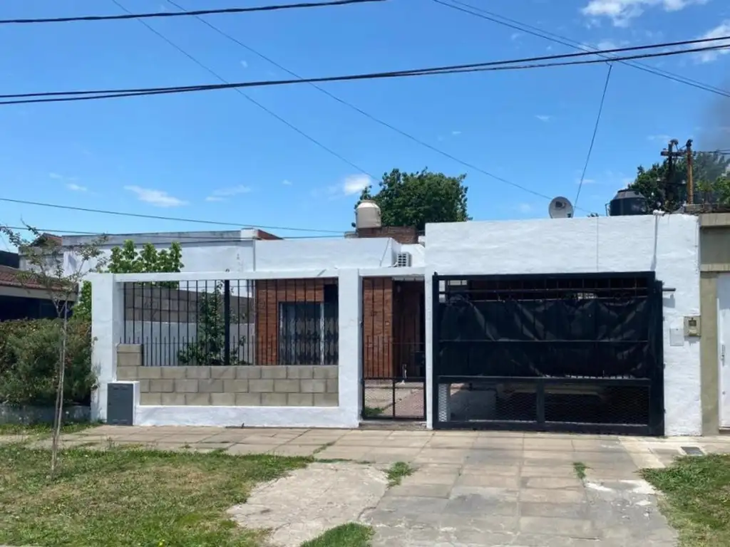 CASA EN VENTA DE 3 AMBIENTES