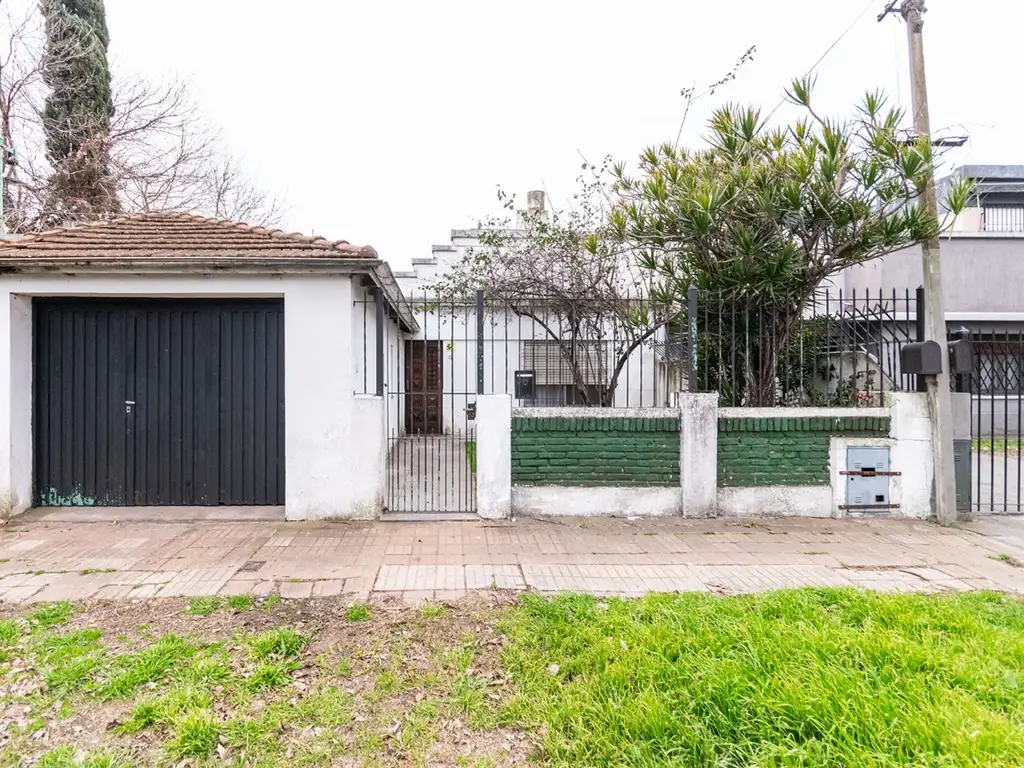 VENTA  CASA 3 AMB  DON BOSCO QUILMES PATIO GARAGE