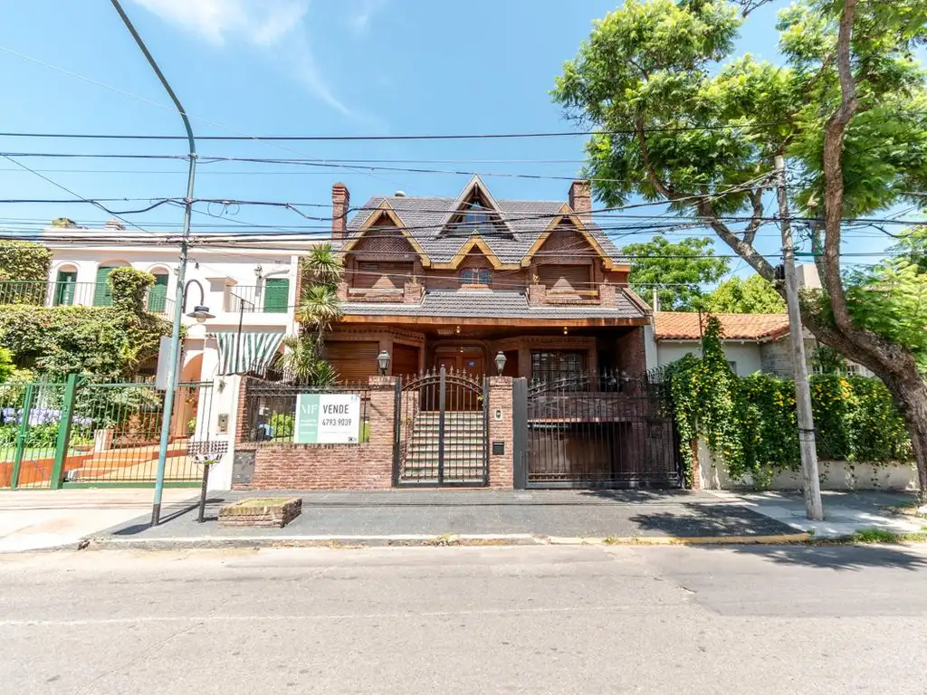 IMPONENTE CASA CON GRAN PARQUE EN LA LUCILA, ZONA CON LOS MEJORES COLEGIOS.