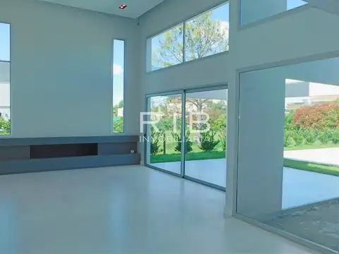 Casa en Venta - 5 dormitorios - USD 990.000