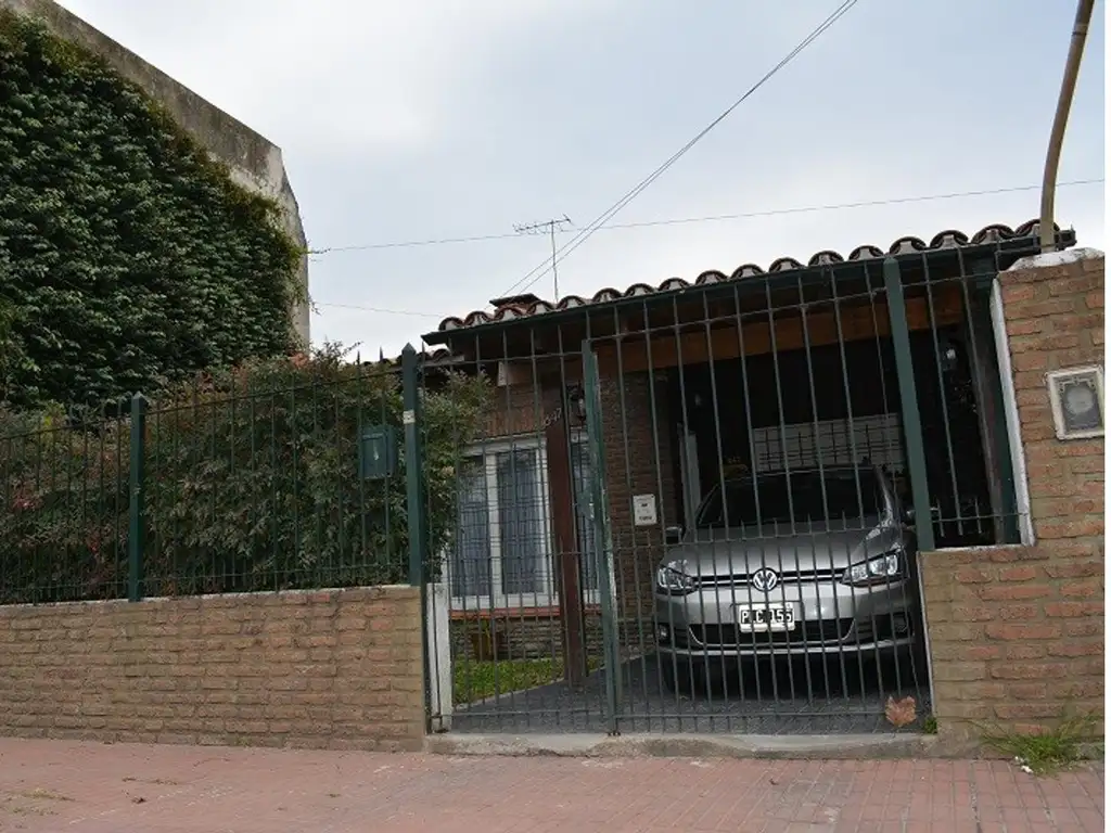 HERMOSA CASA CON PILETA NUEVO VALOR ACEPTA PERMUTA