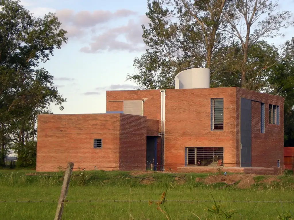 Excelente ubicación. Moderna casa de campo (CUBE) ubicada en una zona rural de grandes áreas verdes.