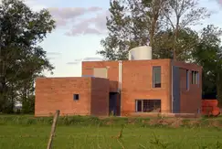 Excelente ubicación. Moderna casa de campo (CUBE) ubicada en una zona rural de grandes áreas verdes.