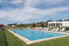 Áreas comunes piscina, club-house en el Barrio cerrado, Arenas del Sur