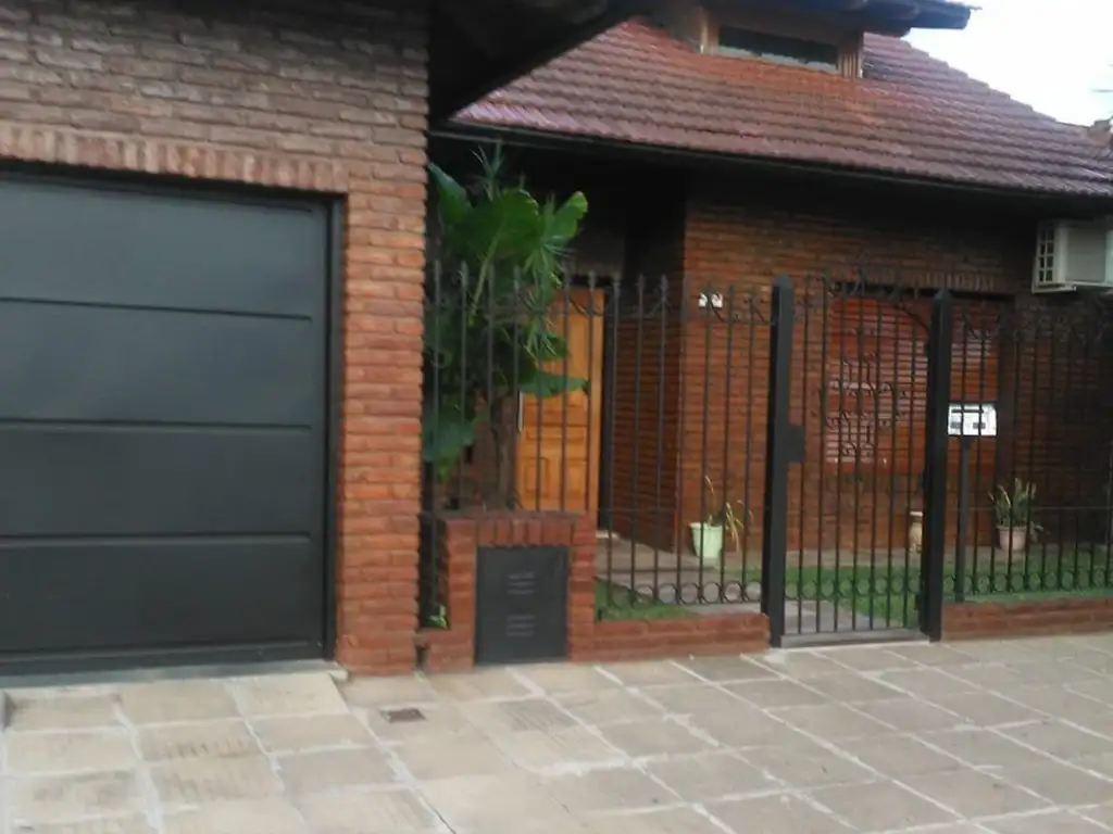 NUEVO PRECIO - CHALET DE 4 AMBIENTES EN VENTA - MORON SUR