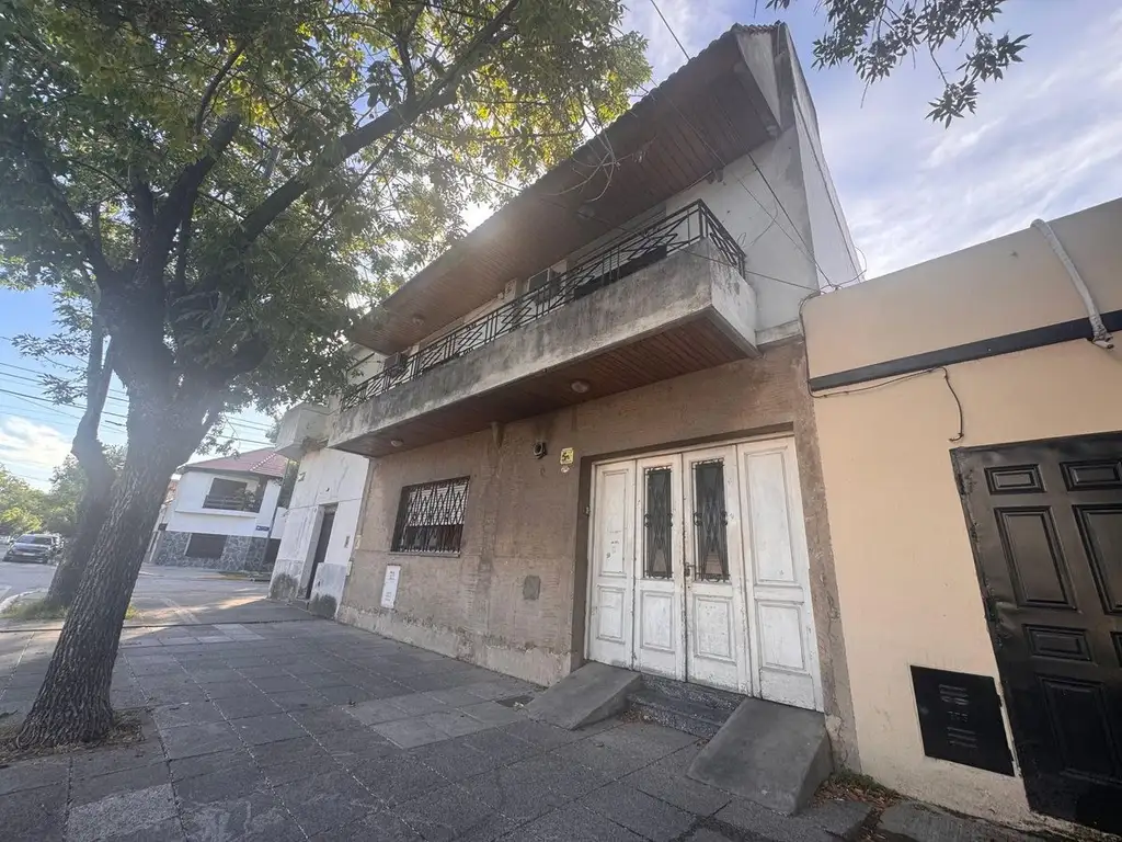 Casa en lote propio con quincho y terraza