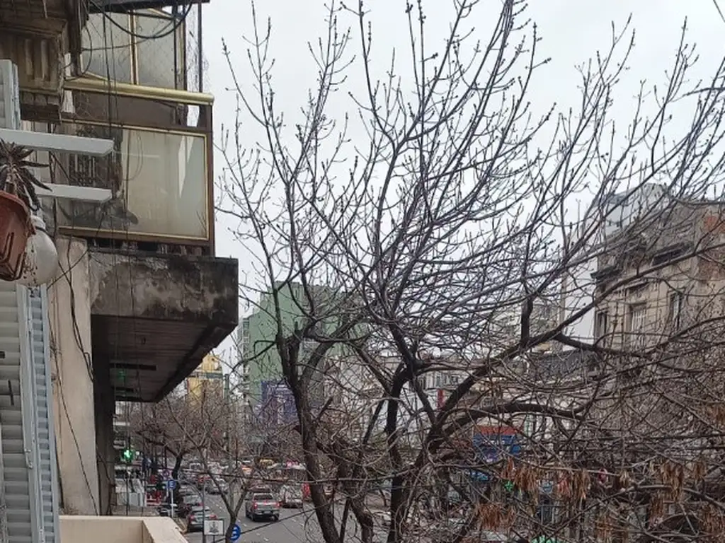 Alquiler Temporario en Boedo. Departamento de 4 Ambientes. Al frente. Con balcón.