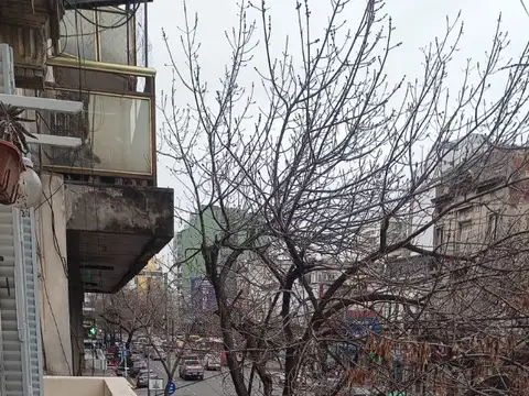 Alquiler Temporario en Boedo. Departamento de 4 Ambientes. Al frente. Con balcón.