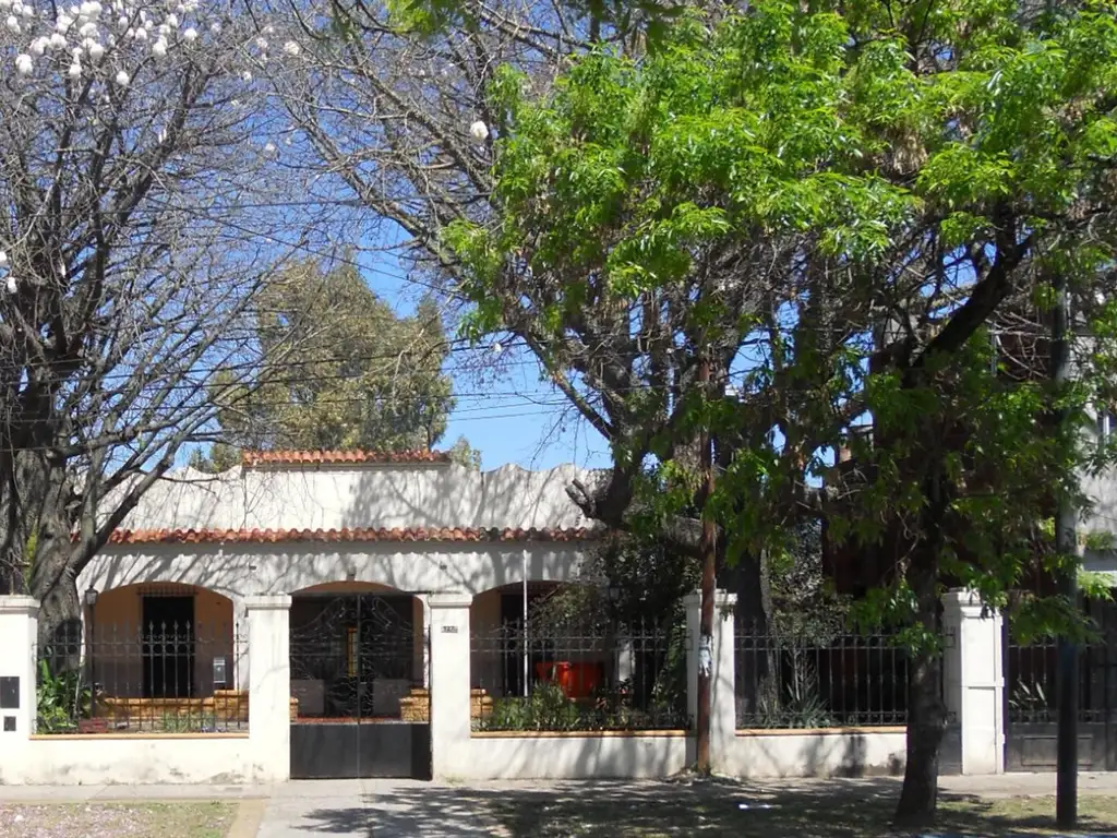 CASA CON GRAN PARQUE EN SALADILLO