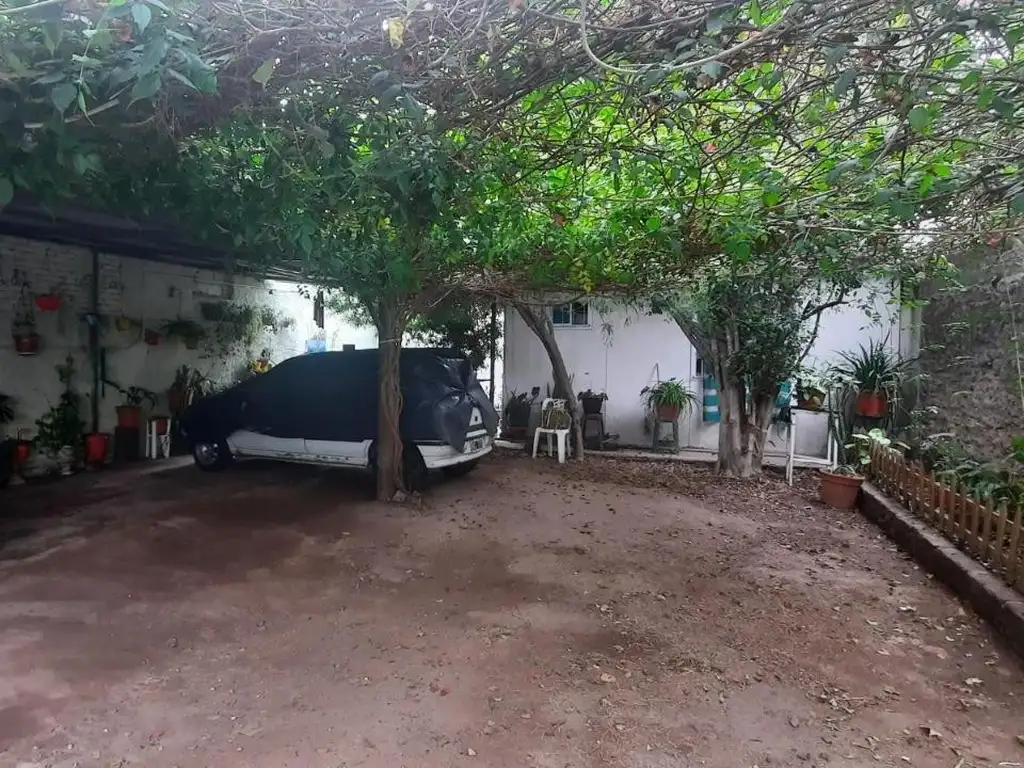 Casa al frente, con patio y cochera, 1 dormitorio, zona sur.