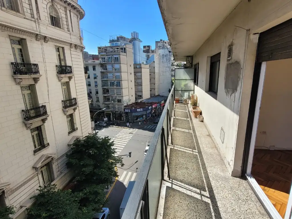 "EXCELENTE UBICACIÓN" BOEDO Y RIVADAVIA  3 AMB. C/ ENORME BALCON AL FRENTE, PERFECTO ESTADO