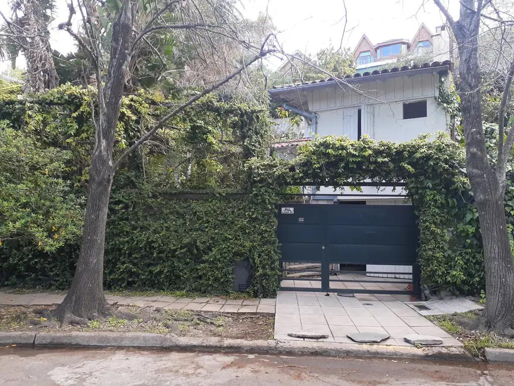 A VALOR LOTE  , casa en la barranca de Acassuso