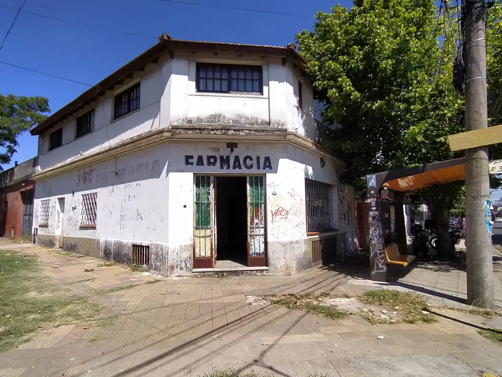 NUEVO VALOR - Local es esquina con vivienda en excelente centro comercial