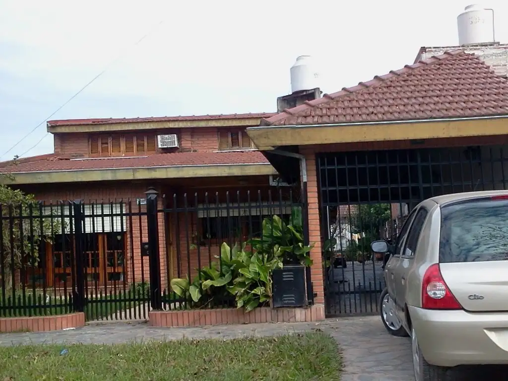 ### CASA EN VENTA 3 DORMITORIOS LOS POLVORINES SOBRE LOTE 10X40 ###