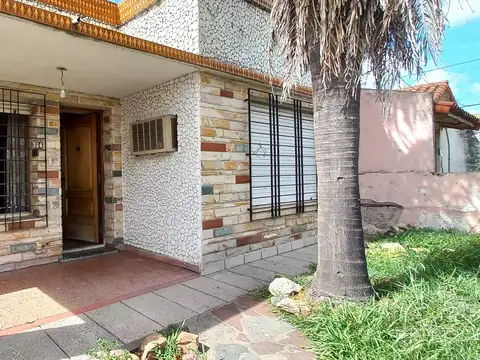 CASA 7 AMB EN VENTA - G. CATAN CENTRO - A MEJORAR