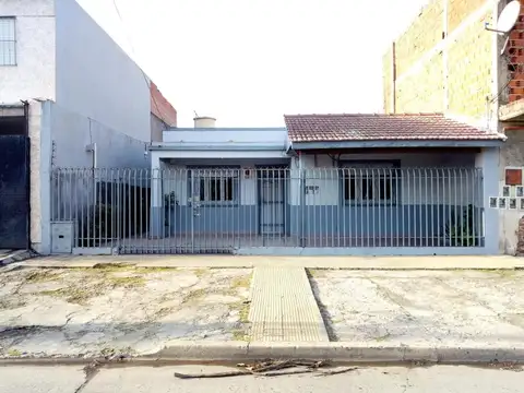 VENTA - CASA 3 AMB C/ COCHERA Y FONDO LIBRE - TAPIALES