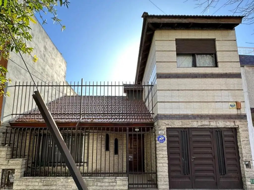 INTERESANTE CASA CON COCHERA, PATIO Y TERRAZA