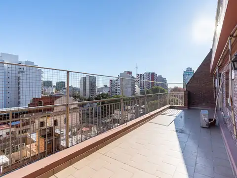 Departamento de 4 ambientes en Villa Urquiza. Balcón terraza. Cochera. Baulera. Piso Alto