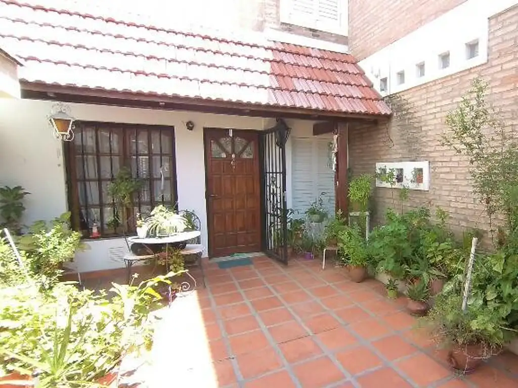 Casa y duplex al frente en barrio Pichincha.