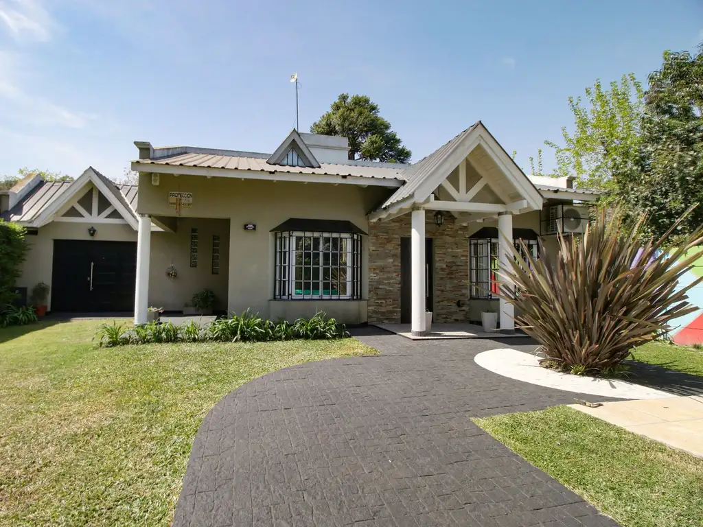 Venta Casa con jardín, quincho y pileta