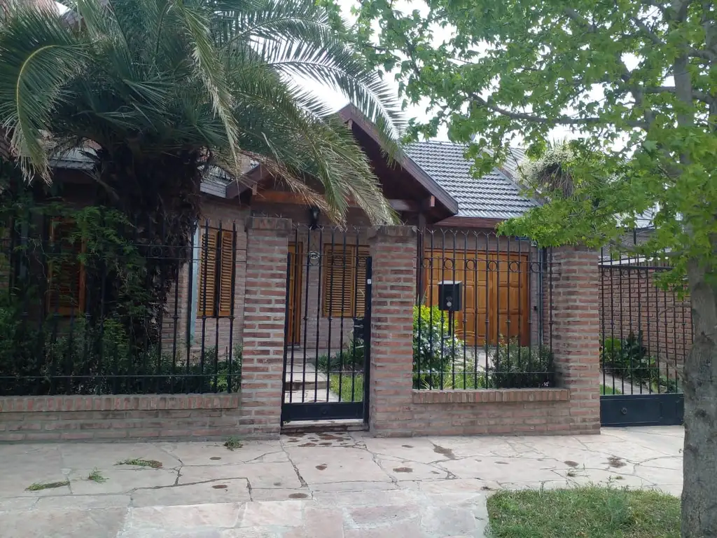 Hermoso chalet en S. A. de Padua. Tres dormitorios