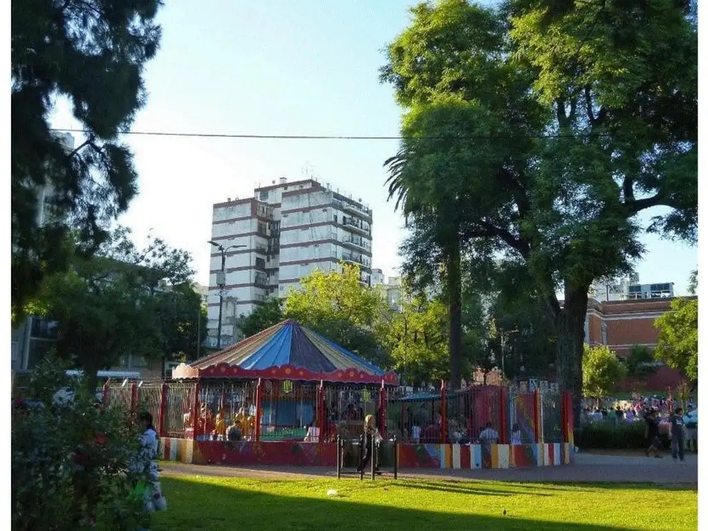 Departamento de 3 amb. con dep. al frente con balcón y vista