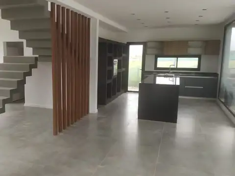 EXCELENTE CASA DE 5 AMBIENTES A LA VENTA , PARRILLA Y PILETA,180m2 BARRIO SANTA ANA - TIGRE