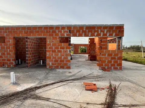 TERRENO CON CASA  A TERMINAR EN CARCARAES